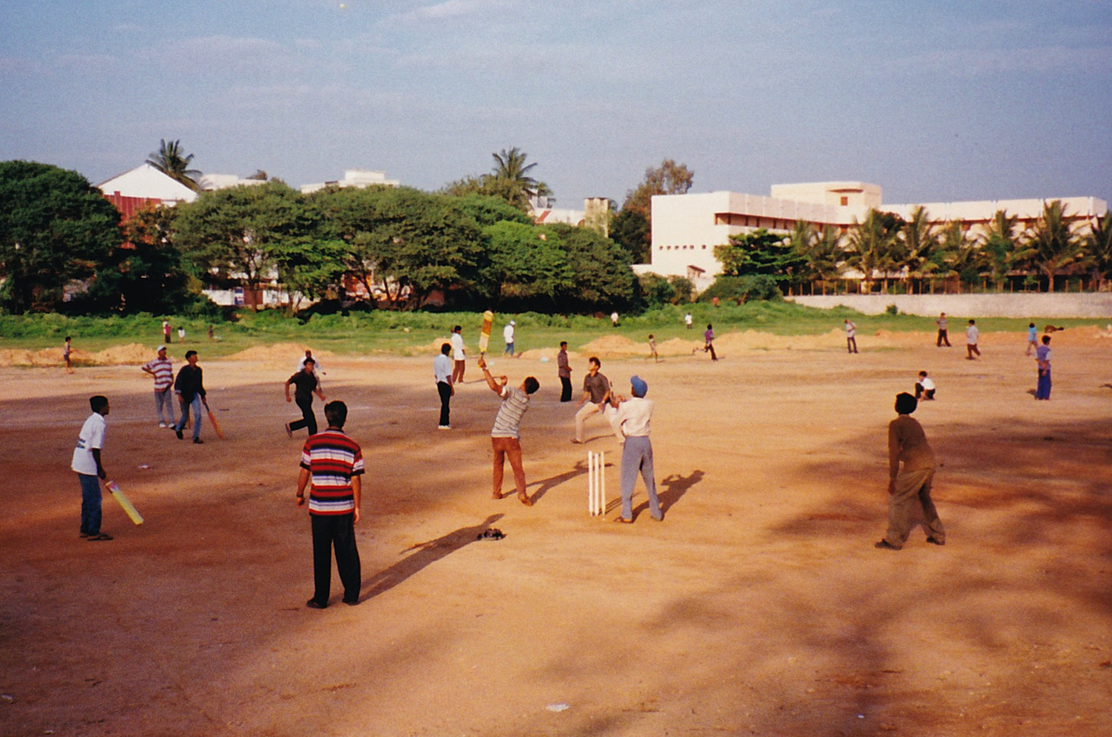 Enfants jouant au cricket