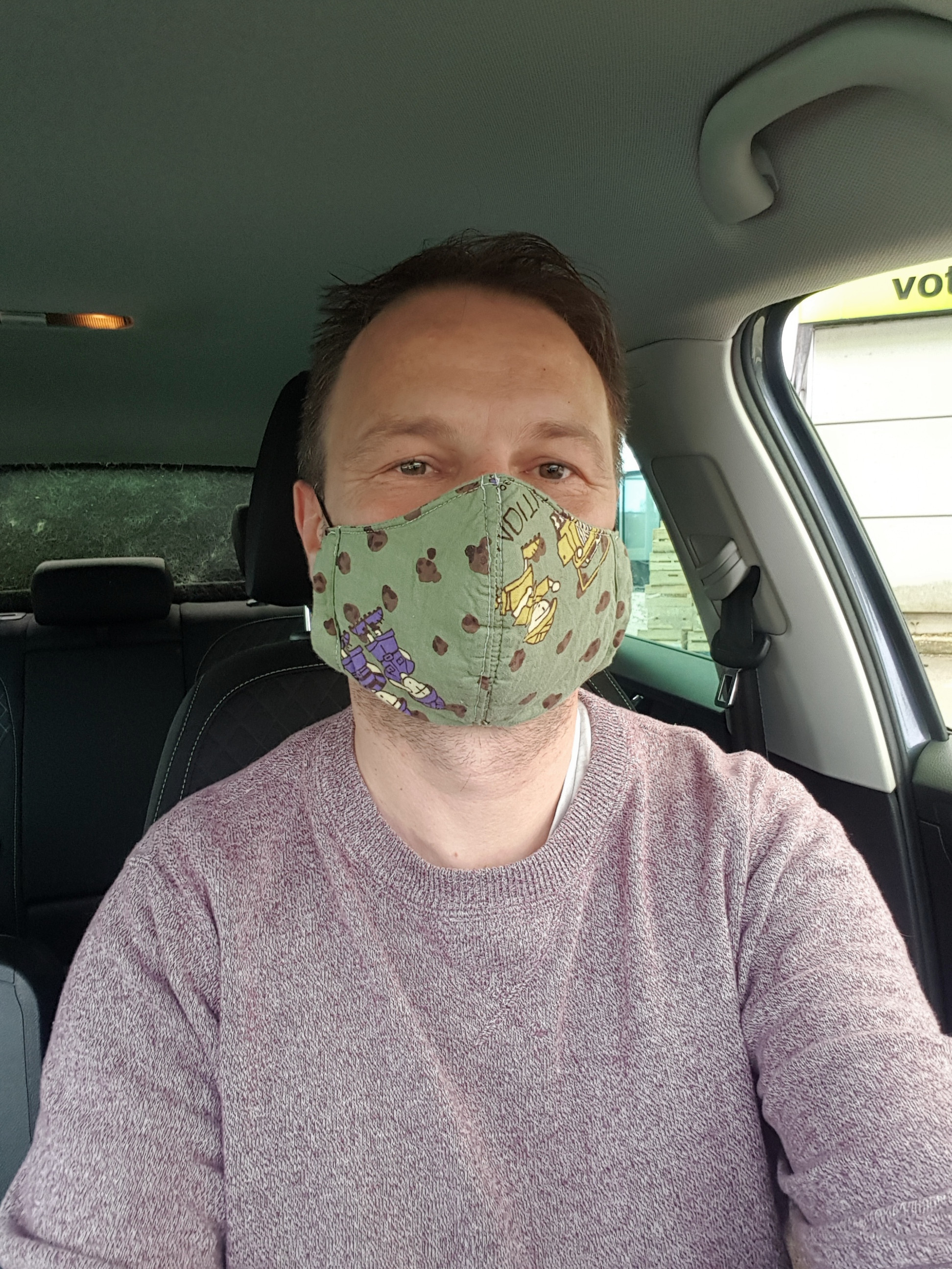 Avec le masque dans la voiture